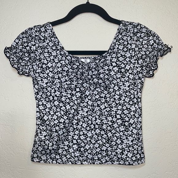 Tilly's Tops - Tilly’s White Fawn black & white floral mid-drift top size medium
